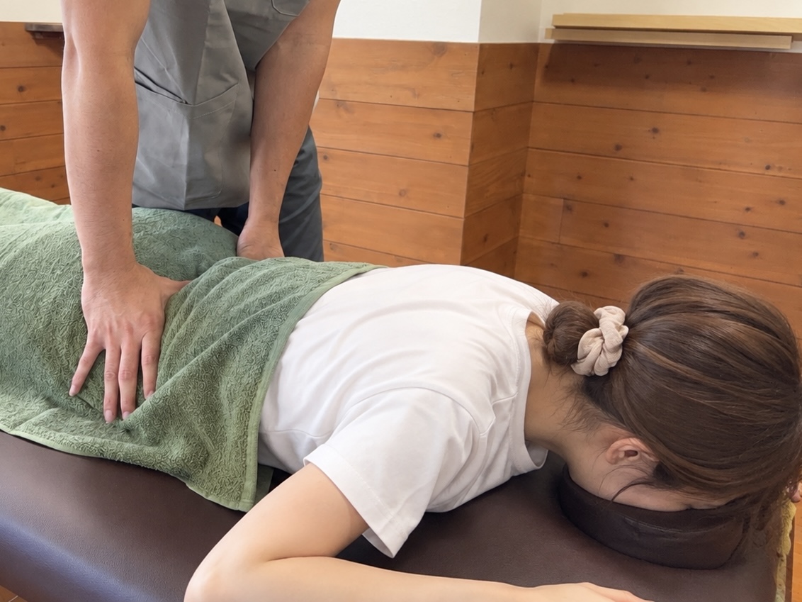iTO鍼灸整骨院での手技による施術の様子